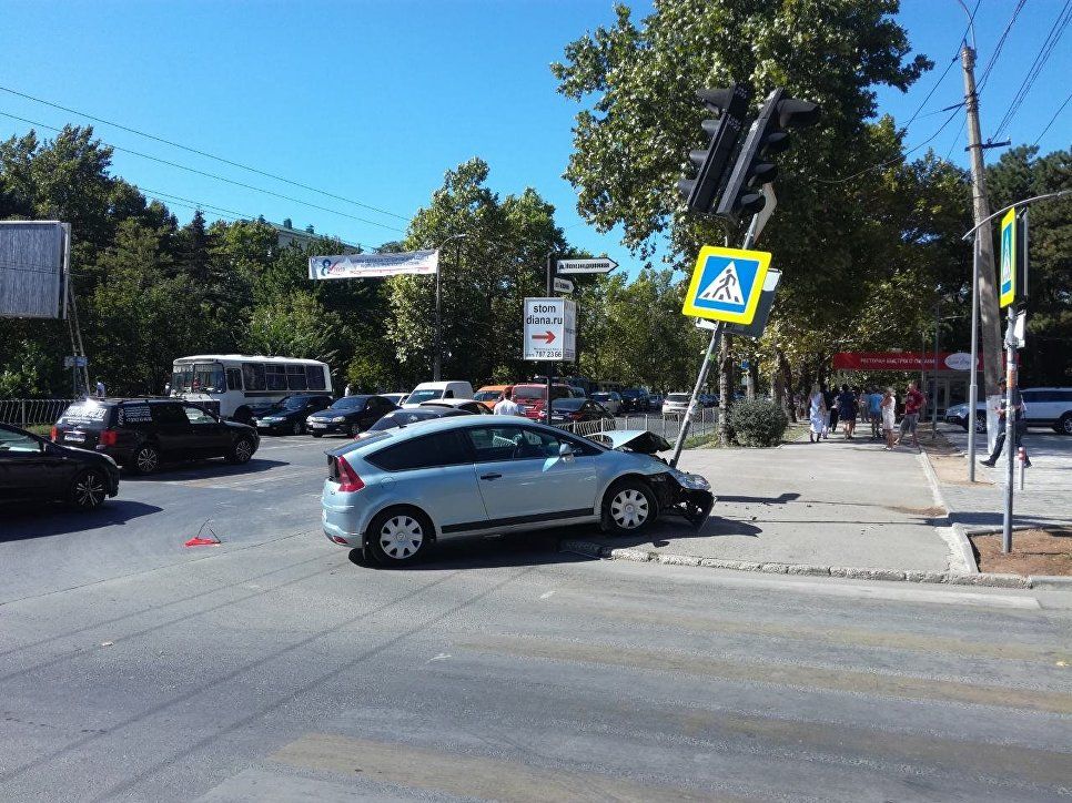 Сбитый дорожный знак. Фото дорожного знака в Крым зимой. ДТП В Симферополе машина въехала между колонн клиники Дентал арт.
