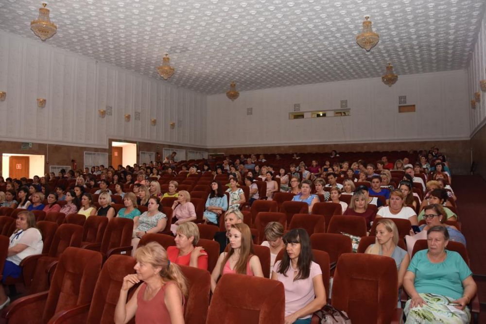 Педагогический конгресс. Директор дворца культуры г. Лермонтов.