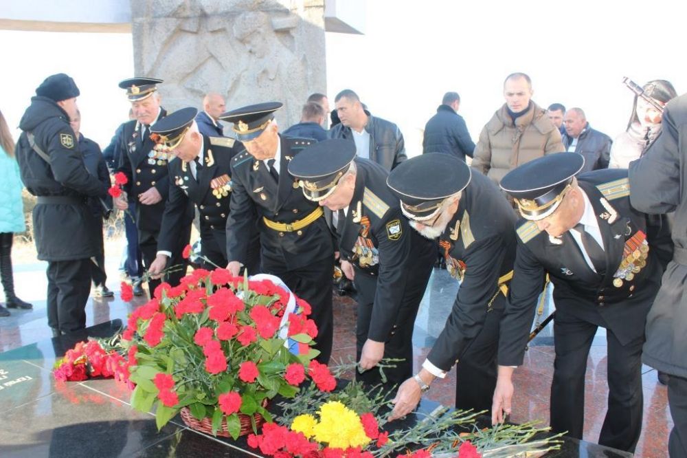 Погода в геройском. Мемориальный комплекс с Геройское Саки. Село Геройское Крым ветераны. Село Геройское Крым подвиг Захарченко.