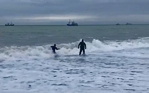 Девушку утащила в море в сочи. Смыло в море людей. Шторм унес людей. Детей в Крыму унесло в море в Штормовом.
