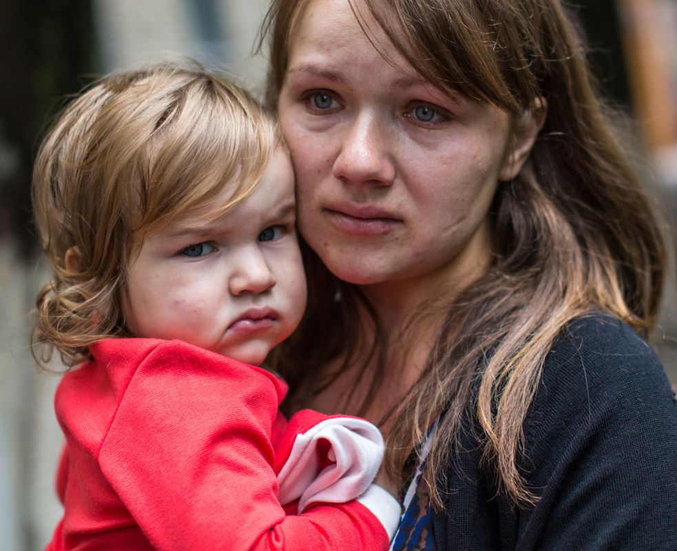 Дочь тихой. Дочь плакала. Детские слезы. Малышка плачет. Mother with daughter.
