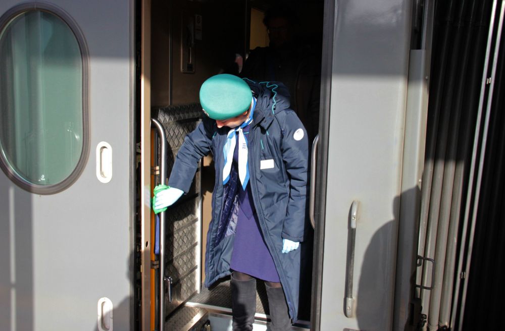 Проводник поезда таврия. Гранд сервис экспресс форма проводника. Проводники таврия. Форма таврия проводники. Проводник поезда.