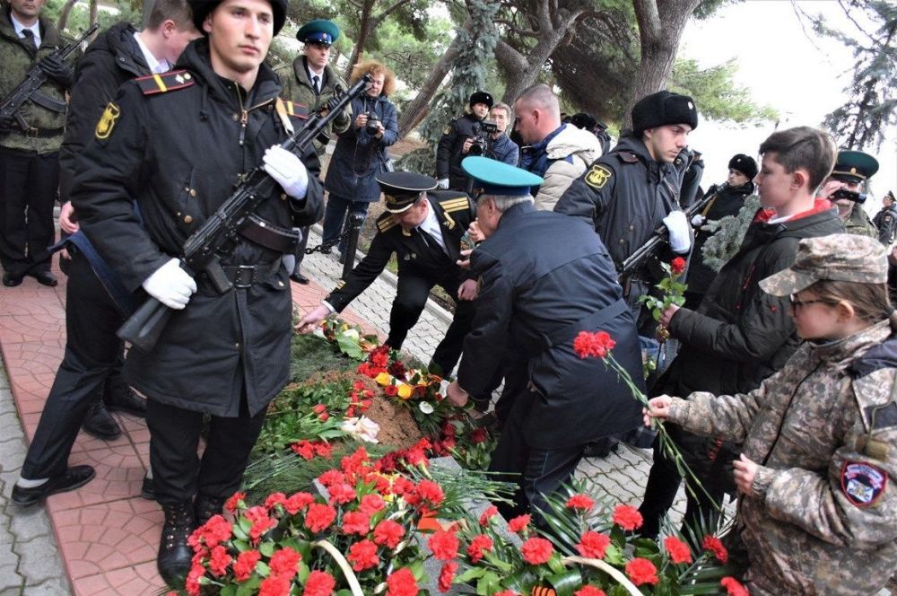 Что сейчас в крыму свежие новости. Могила Терлецкого. Партизаны Ялта. Могила Терлецкого в Форосе. Новости по Крыму.