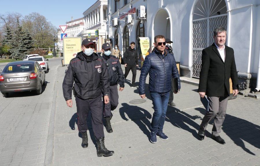 Первый пошел: в Севастополе начали штрафовать гуляющих без пропуска