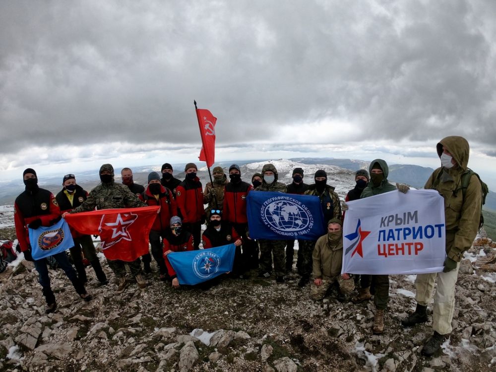 На самой высокой вершине плато Чатыр-Даг ( г/о Алушта) установлено Знамя Победы. Новости раздела: Крым На самой высокой вершине плато Чатыр-Даг ( г/о Алушта) установлено Знамя Победы 82. Новости