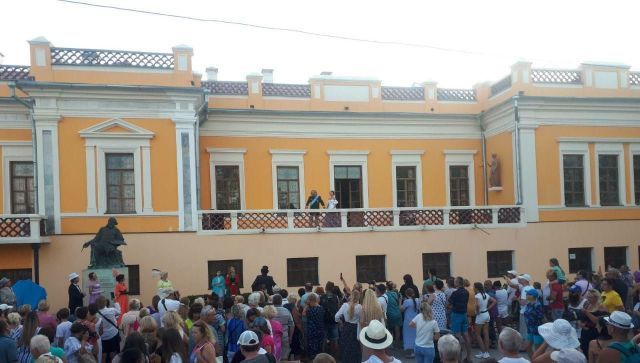 Феодосийцы и гости курорта слушают привественное слово Айвазовского с балкона галереи его имени