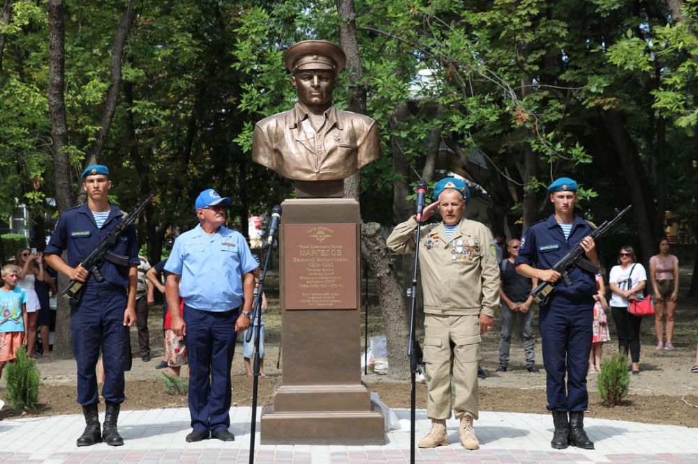 Памятник маргелову в москве фото