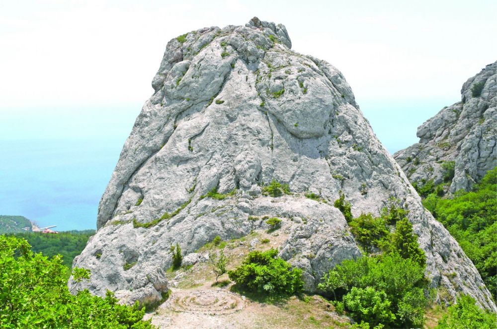 Центральный крым. Храм солнца в Крыму женский камень. Стражи храм солнца в Крыму. Камни солнца Крым. Центральный камень храма солнца.