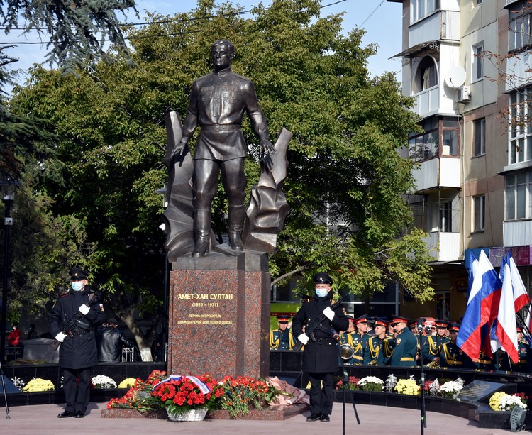 В Симферополе открыли памятник легендарному летчику Амет-Хану Султану - Лента но