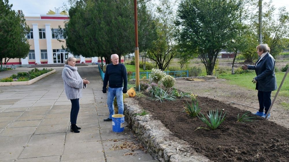 Погода красногвардейское октябрьск. Красногвардейский район село Калинино. Калинино (Первомайский район). Крым Первомайский район село Калинино. Детский сад в селе Октябрьском Крым Первомайского района.