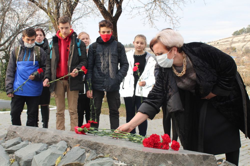 Возло. Возложение на воинском кладбище Симферополь. Падунское кладбище Братск. Братское кладбище Валаам. День героев Отечества.