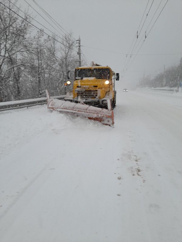 Крымские коммунальщики за сутки очистили от снега более 2300 километров дорог