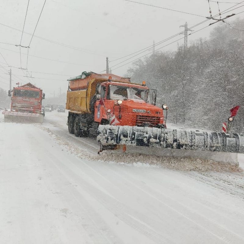 Крымские коммунальщики за сутки очистили от снега более 2300 километров дорог