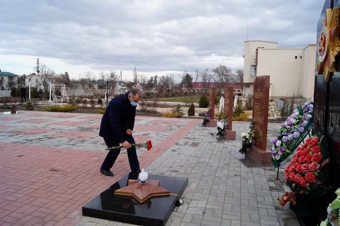 Красногвардейское сельское поселение крым. Село Красногвардейское дворец культуры. Сквер Константинова. Гапешко глава боевого сельского поселения. Благоустройство Адагумского сельского поселения.