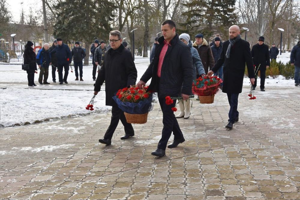 Симферополь красноперекопск. Возложение цветов Симферополь. Возложение цветов 15 февраля 2021. День города Красноперекопск. День памяти.