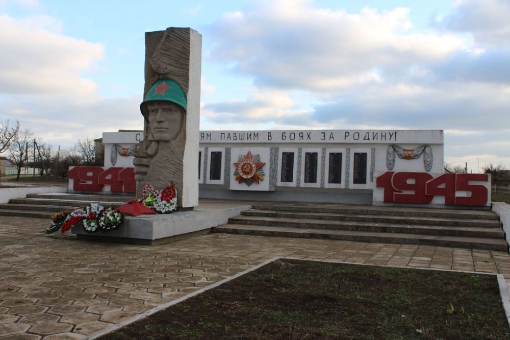 Поселок ленинское крым. Обелиск Ленино Крыма. Ленинское Крым.