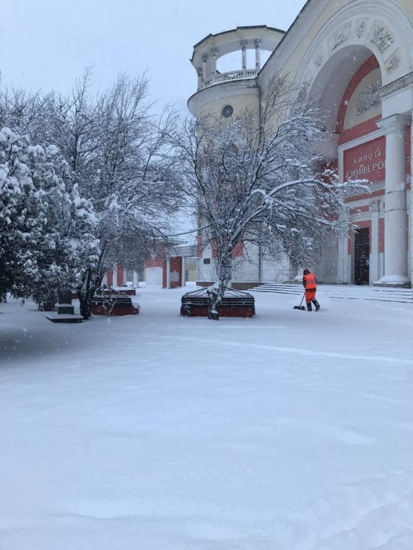 В Симферополе 225 дворников и 10 единиц техники расчищают улицы от снега