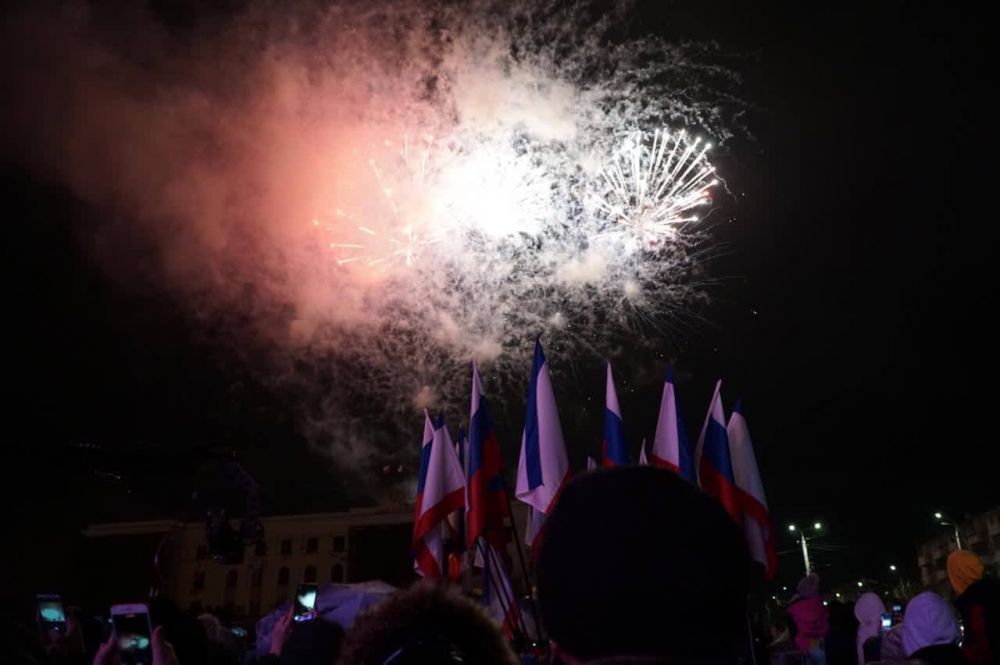 Салют в Симферополе в честь 7-летия Крымской весны 18 марта 2021: фото, видео