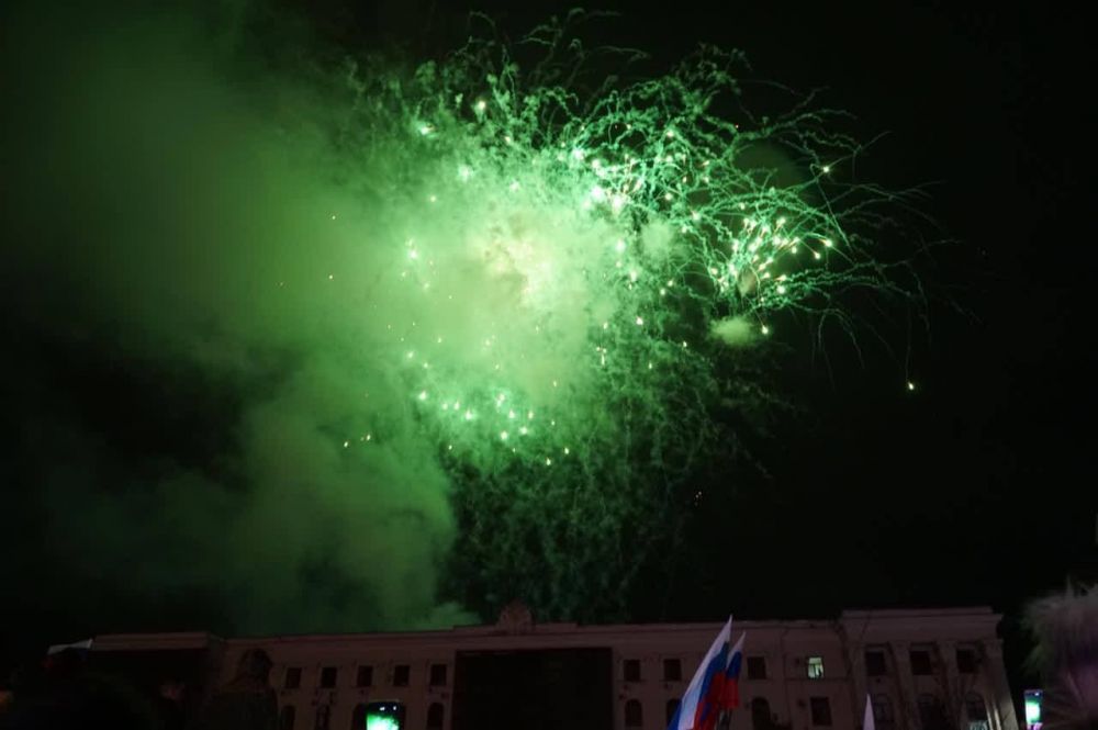 Салют в Симферополе в честь 7-летия Крымской весны 18 марта 2021: фото, видео