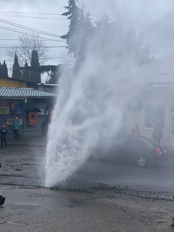 В ялте прорвало трубу