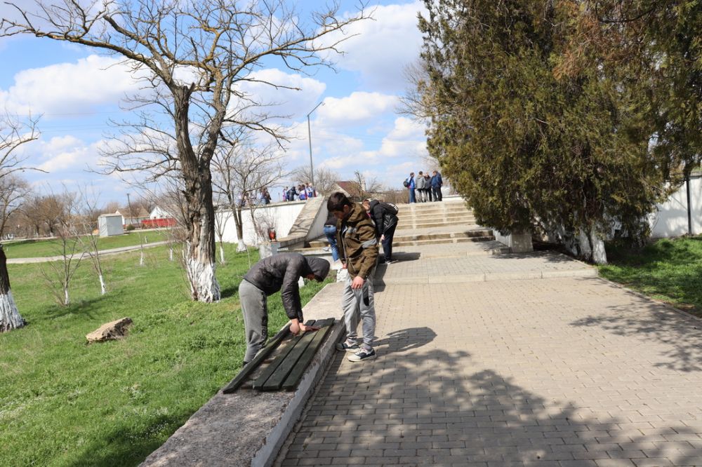 Жители сак. Крым Геройское мемориал. Мемориал 9 героям село Геройское. Фото 9 героев подвиг Геройское Крым.