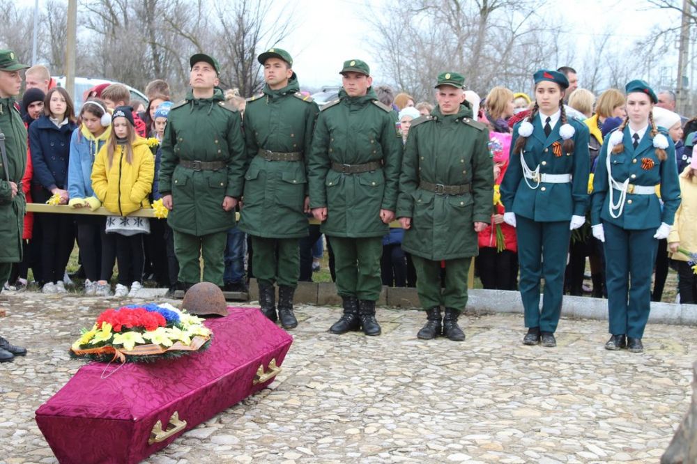 Село заветное. Азовсталь перезахоронение. Миус фронт Денисовка перезахоронение останков в 2010 апрель май. Освобождения села Приветное от немецко-фашистских захватчиков. Перезахоронение Крымский район село кесаревское 24 июля.