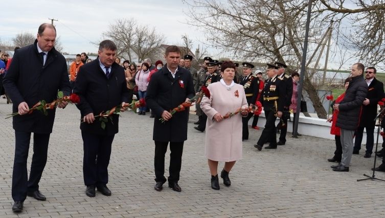 Погода в селе геройское. Село Геройское Крым ветераны. Мемориал 9 героям село Геройское. Крым Геройское мемориал.