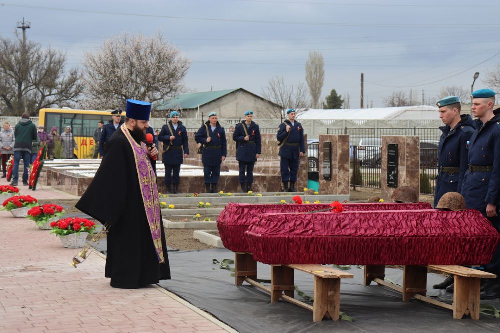 Погода в новопокровке. Село Новопокровка Кировский район. Новопокровка Крым Кировский район. Похороны в Новопокровке.