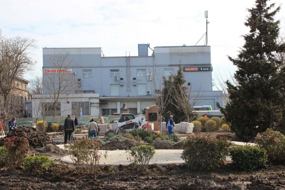 керчь парк гагарина реконструкция. благоустройство керчи. работы по благоустройству. где в керчи сквер воссоединения. асфальт во дворе.