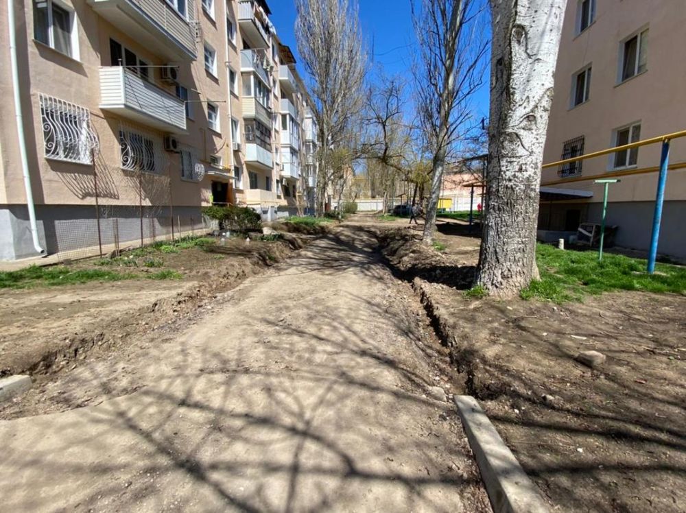 Разрушенный бордюр на придомовой территории. Благоустройство керчи 2021. Благоустройство керчи 2022. Улица двор. Парк гагарина в керчи.