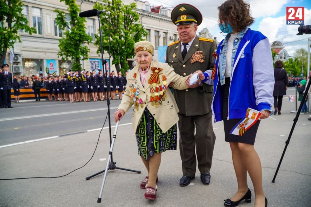 На Парад Победы в Симферополе прибыли ветераны. Фото, видео