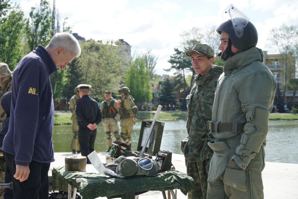 В Гагаринском парке Симферополя проходит выставка военной техники, дети в восторге