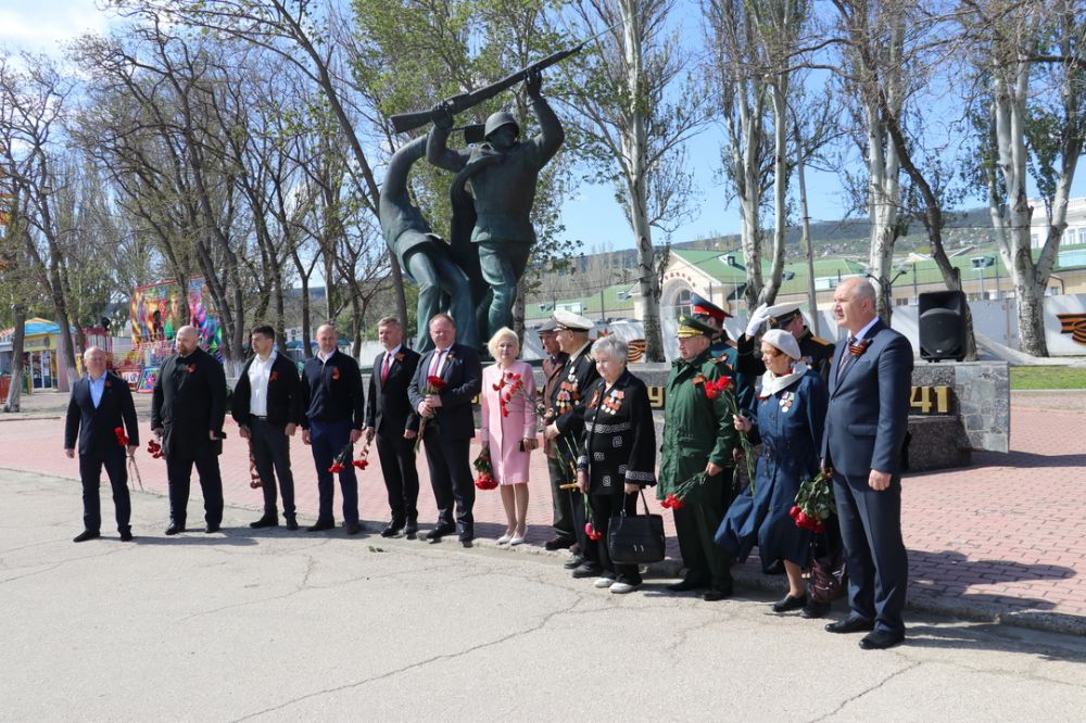 Мемориал феодосийскому десанту 1941 какому событию посвящен. Феодосийский десант. Память о Феодосийскому десанту 1941. Медаль 80 лет Керченско-Феодосийскому десанту. Феодосия память.