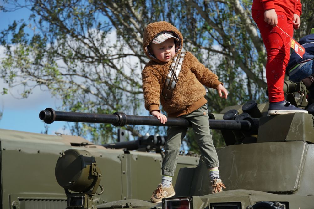 В Гагаринском парке Симферополя проходит выставка военной техники, дети в восторге