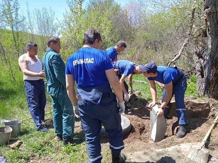 Установить спас. В Крыму местными жителями был установлен памятник Гусу Хиддинку. ЧП Крым сегодня Бахчисарайском районе 7 мая 22 год.