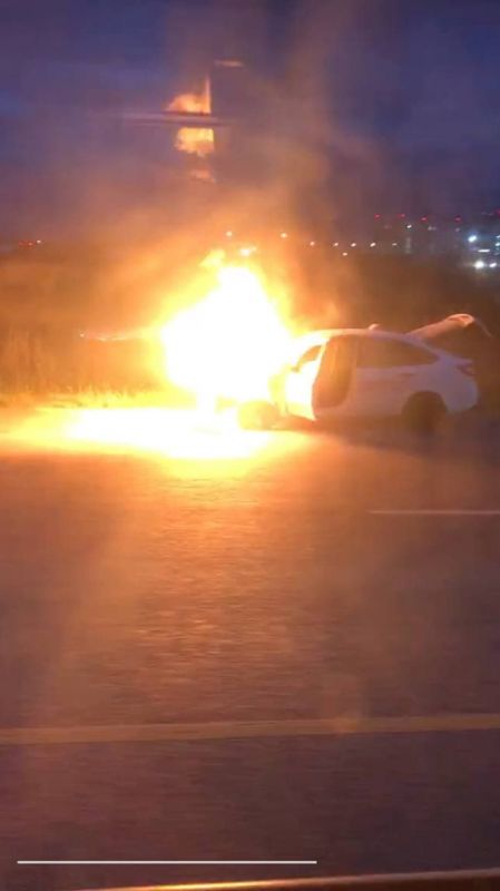 Возле аэропорта Симферополь загорелась легковушка. Фото, видео