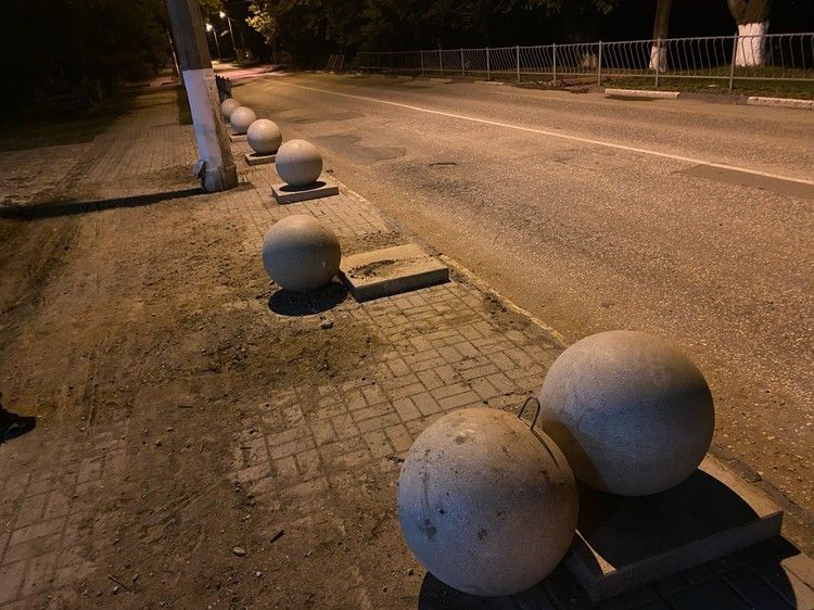 Вандалы выкатили на проезжую часть в Керчи бетонные шары