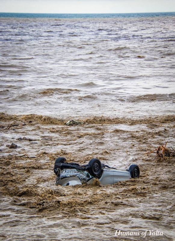 В Ялте автомобиль унесло в море