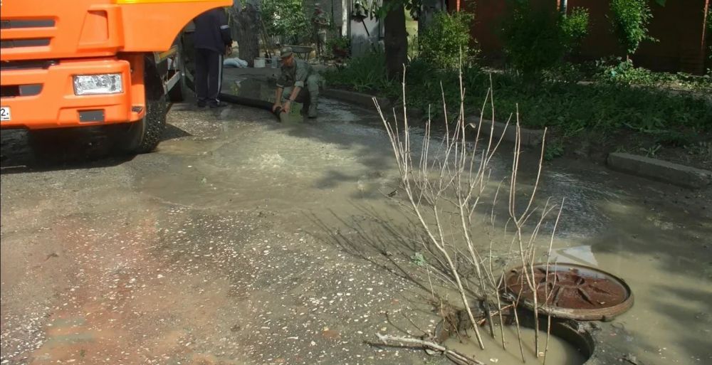 Мобильный отряд ЧФ расчищает в Керчи частные дома от завалов