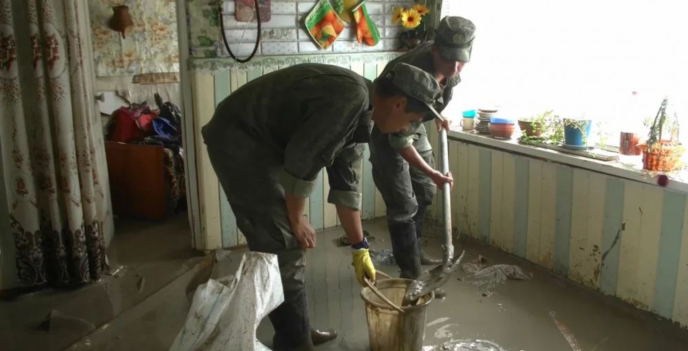 Мобильный отряд ЧФ расчищает в Керчи частные дома от завалов