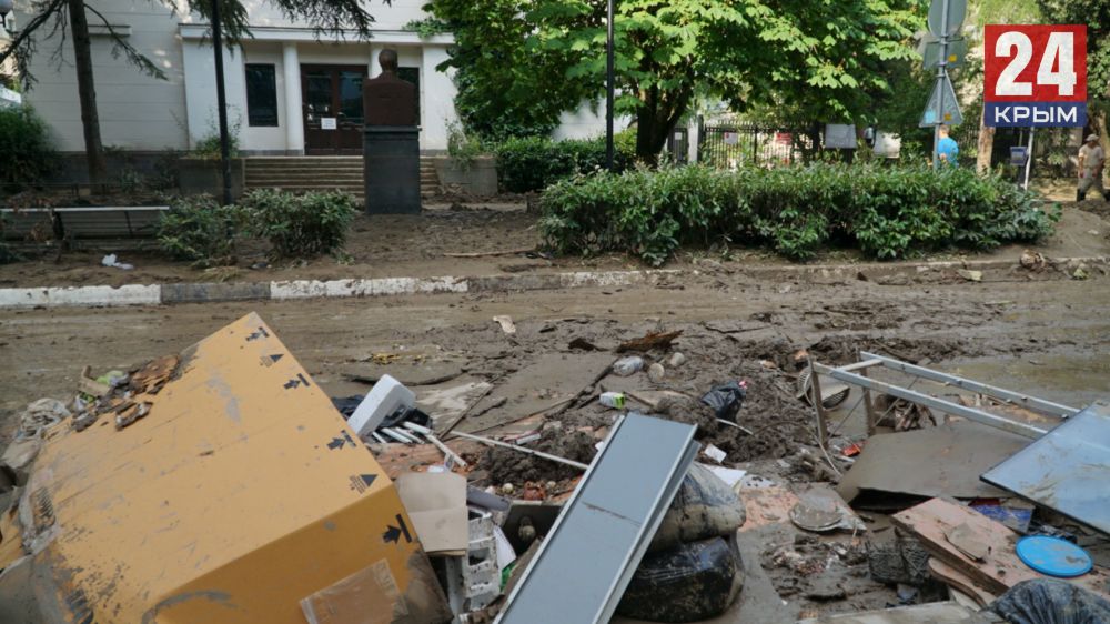 Военные убирают центр Ялты от последствий потопа. Фото