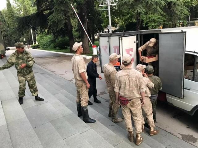 1600 кг черешни раздали военным и спасателям, помогавшим Ялте после наводнения