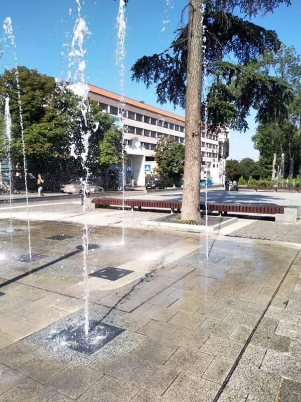 В Екатерининском парке Симферополя вновь заработали напольные фонтаны