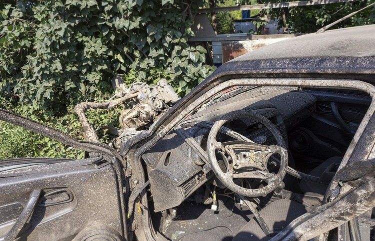 Легковушка превратилась в груду металла после ДТП с поездом в Крыму