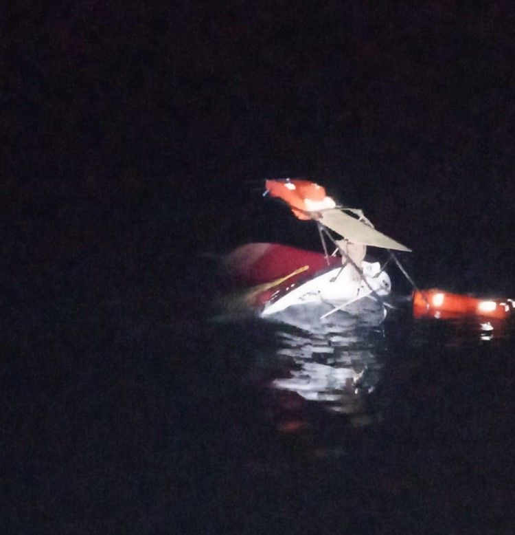 Увидели медузу и оказались в воде: под Севастополем перевернулся катер с туристами
