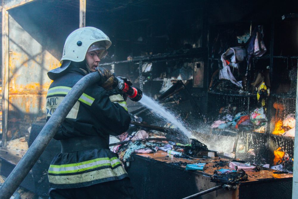 Огонь повредил 21 торговый павильон на Шевченковском рынке в Севастополе