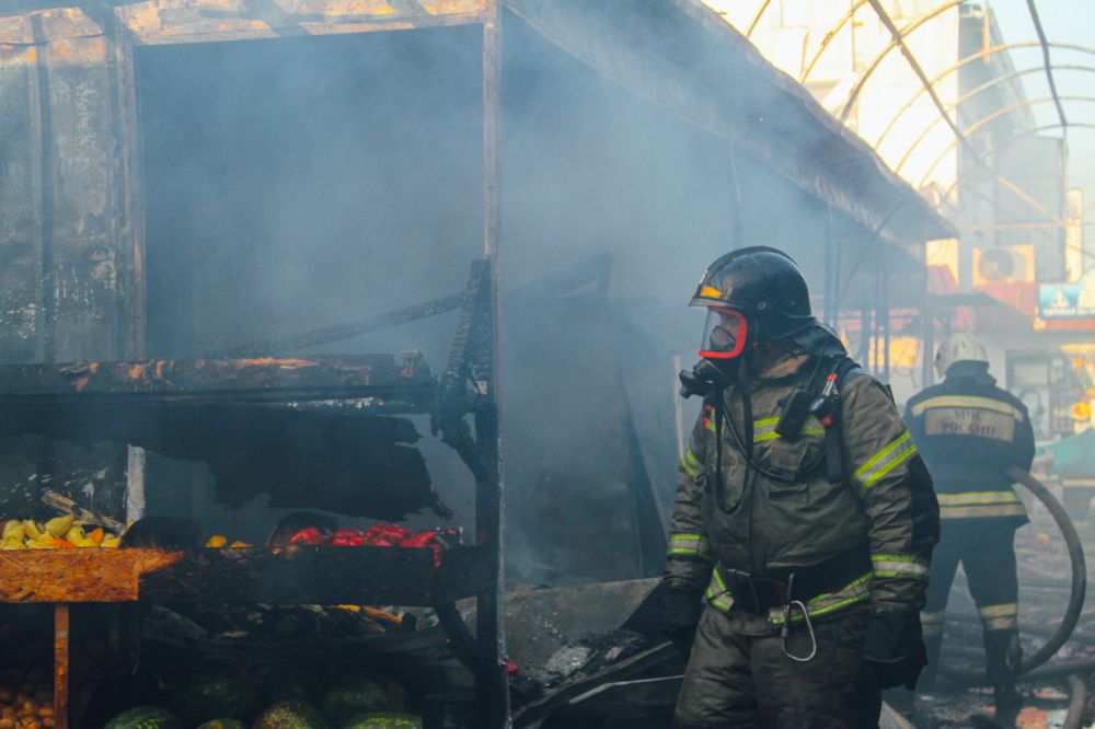 Огонь повредил 21 торговый павильон на Шевченковском рынке в Севастополе