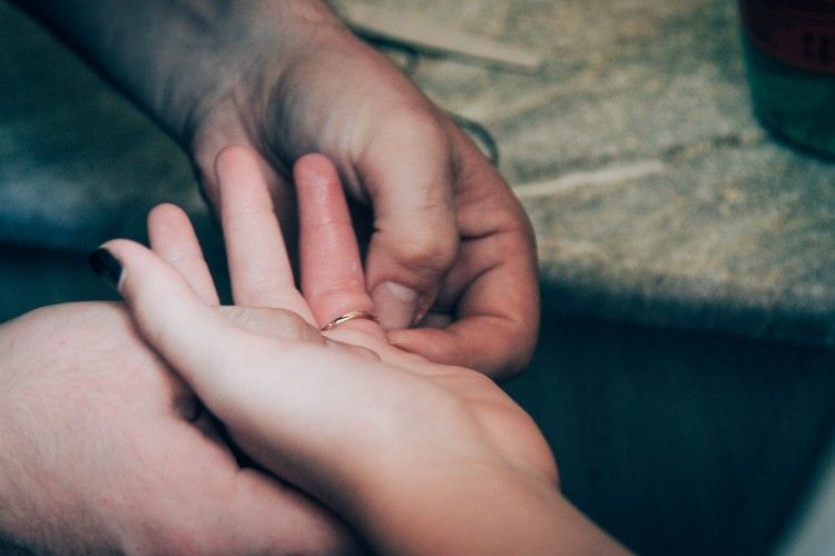 За 7 минут срезали с пальца девочки кольцо: В Севастополе спасатели МЧС помогли ребенку