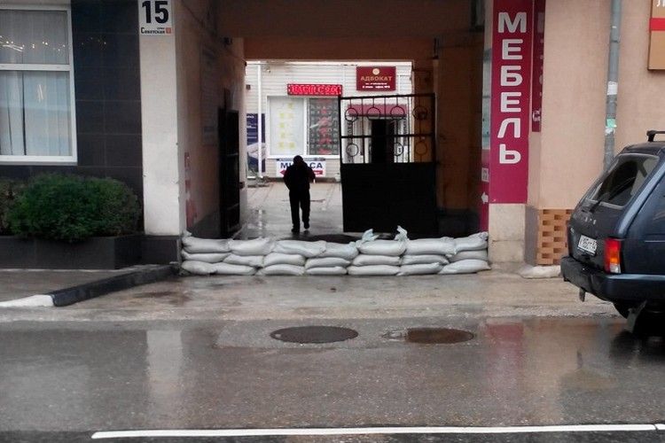 Потоп в Керчи: Вода начала затапливать жилые дома