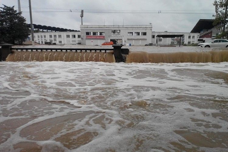 Потоп в Керчи: Вода начала затапливать жилые дома